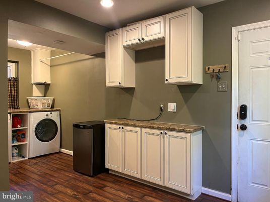 Interior, Recessed Lighting, Washer, Wood Texture Flooring