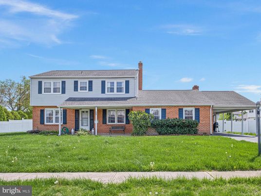 Attached, Exterior, Facade, Brick Facade, Split Level