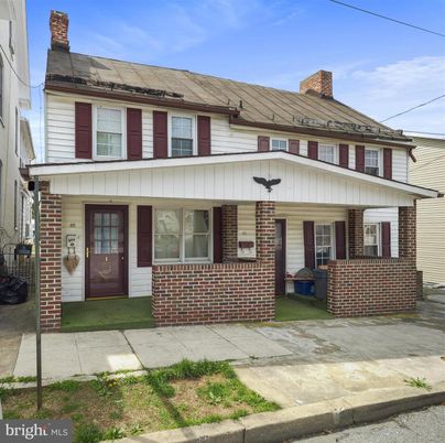 Exterior, Facade, Brick Facade, American Foursquare