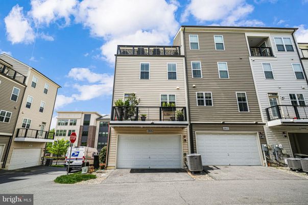 Attached, Exterior, Facade, Rowhouse