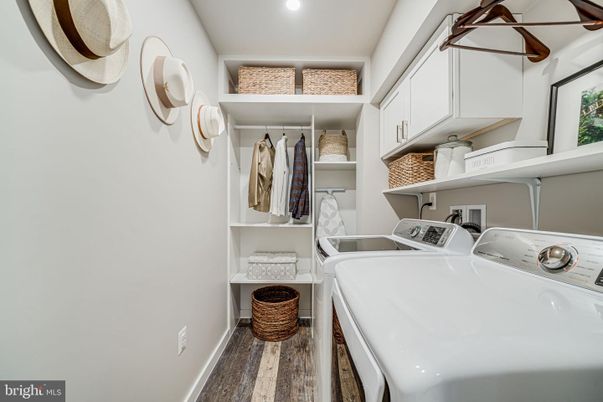 Interior, Recessed Lighting, Washer, Wood Texture Flooring