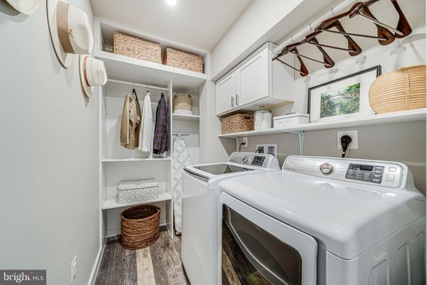 Interior, Recessed Lighting, Washer, Wood Texture Flooring