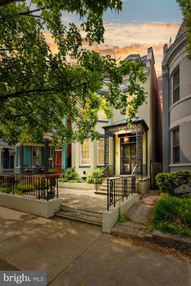 Exterior, Facade, Rowhouse