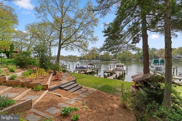 Exterior, Lake