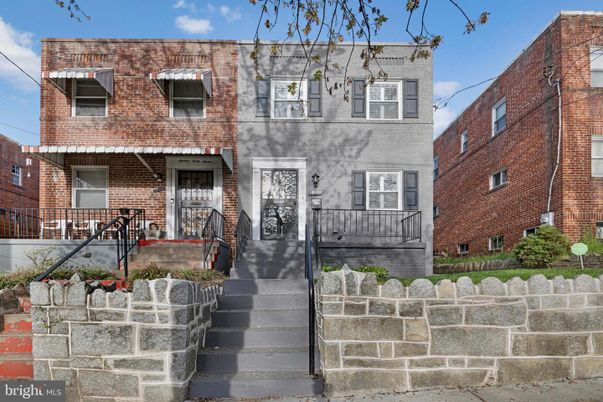 Exterior, Facade, Brick Facade, Rowhouse
