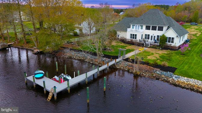 Exterior, Lake