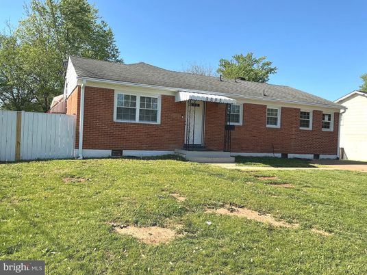 Exterior, Facade, Brick Facade, Cape Cod