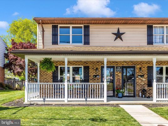 Exterior, Facade, Brick Facade, American Foursquare