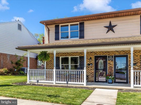 Exterior, Facade, Brick Facade, American Foursquare