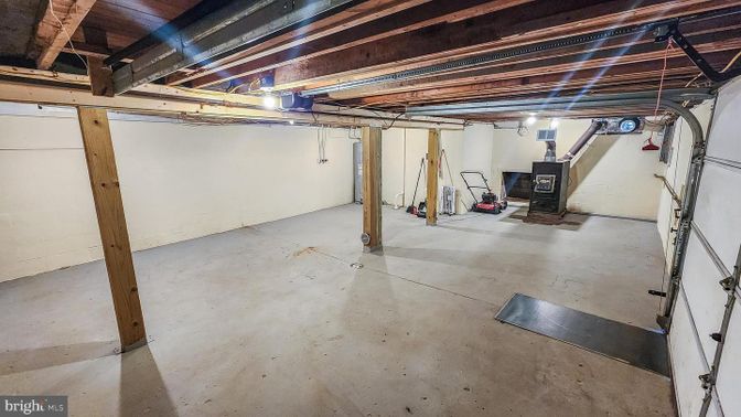 Garage, Interior, Wooden Beams
