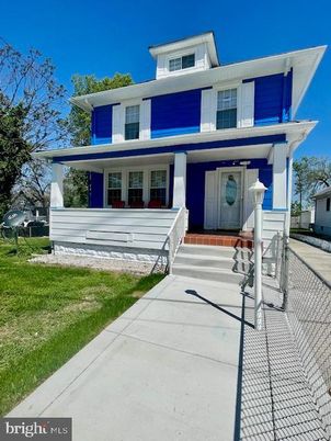 Exterior, Facade, American Foursquare