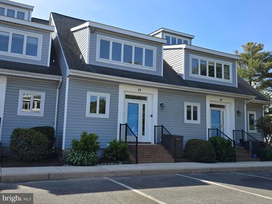 Exterior, Facade, Rowhouse