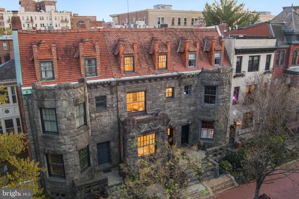 Exterior, Facade, Rowhouse