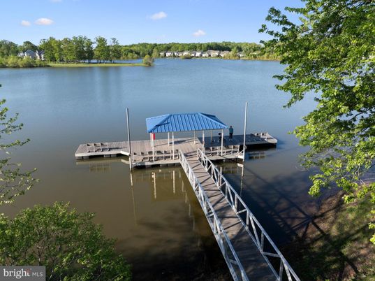 Exterior, Lake