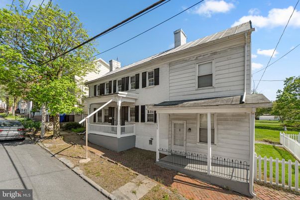 Exterior, Facade, American Foursquare