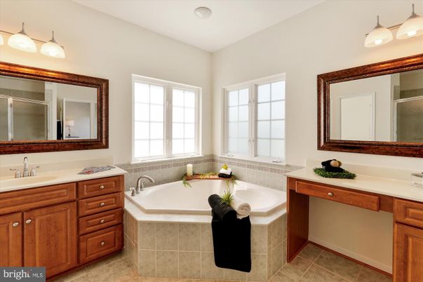 Bathroom, Dual Sink Vanities, Interior, Recessed Lighting