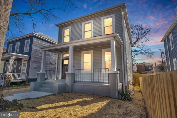 Exterior, Facade, American Foursquare