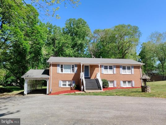 Attached, Exterior, Facade, Brick Facade, Georgian