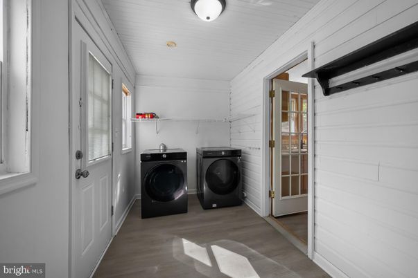 Interior, Utility Closets, Washer, Wood Texture Flooring