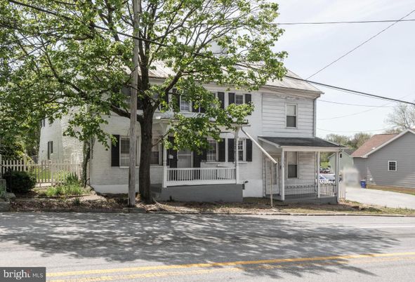 Exterior, Facade, American Foursquare