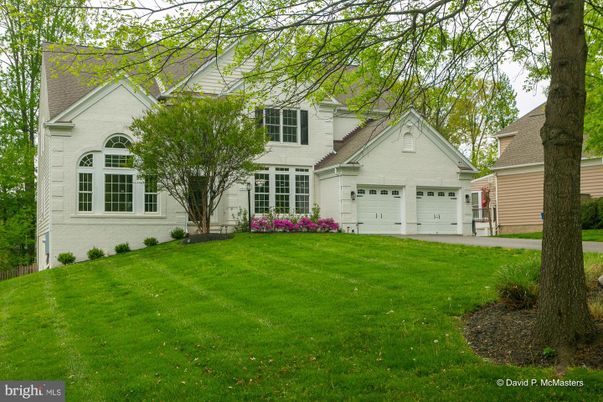 Attached, Exterior, Facade, Farmhouse