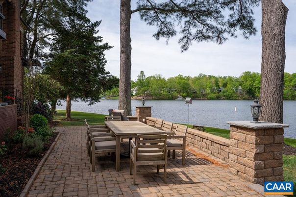 Exterior, Lake
