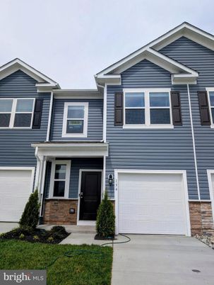 Attached, Exterior, Facade, American Craftsman