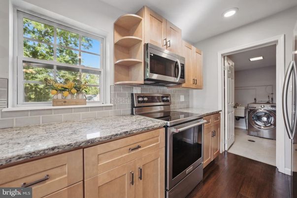 Interior, Recessed Lighting, Washer, Wood Texture Flooring