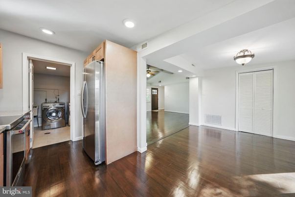 Interior, Recessed Lighting, Washer, Wood Texture Flooring