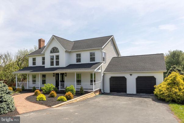 Attached, Exterior, Facade, Farmhouse