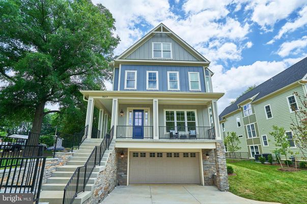 Attached, Exterior, Facade, Queen Anne Victorian