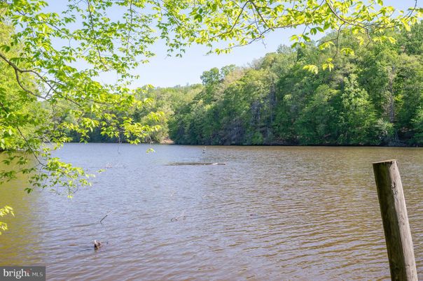 Exterior, Lake