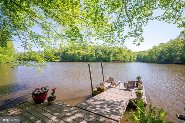 Exterior, Lake