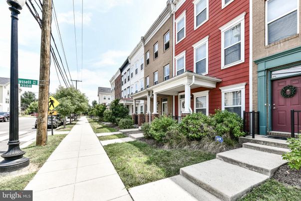 Exterior, Facade, Rowhouse