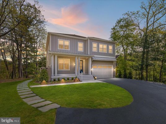 Attached, Exterior, Facade, Modern