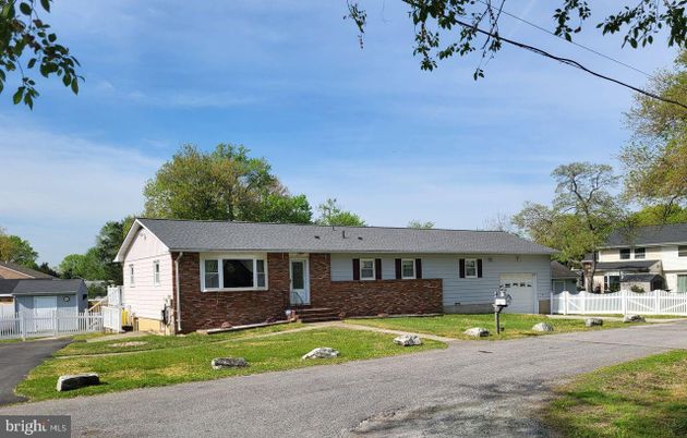 Attached, Exterior, Facade, Brick Facade, Cape Cod