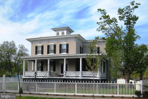 Exterior, Facade, American Foursquare