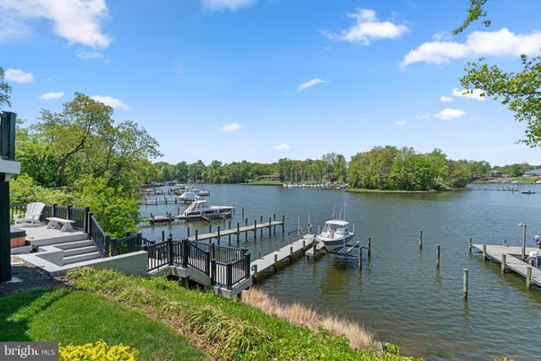 Exterior, Lake