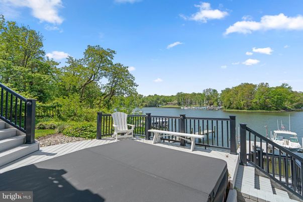 Exterior, Lake