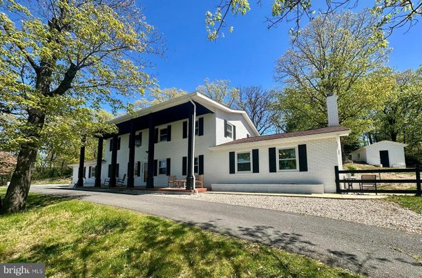 Exterior, Facade, Farmhouse