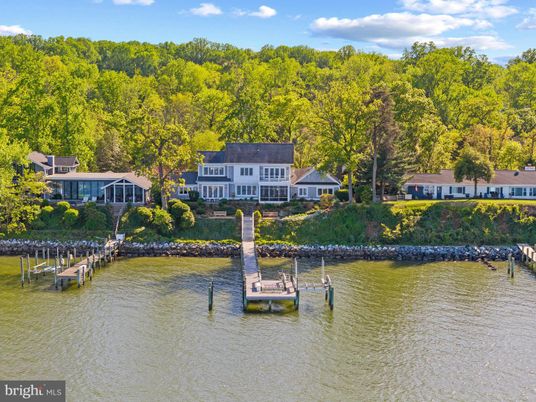 Exterior, Lake