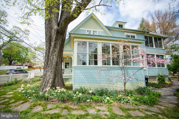 Exterior, Facade, Queen Anne Victorian