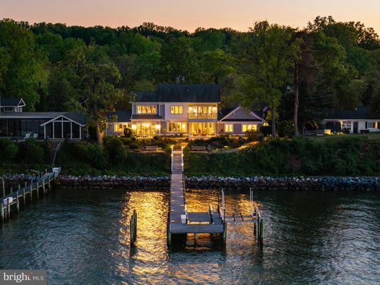 Exterior, Lake