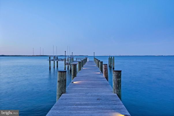 Exterior, Lake