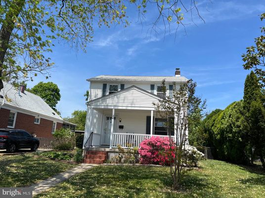 Exterior, Facade, American Foursquare