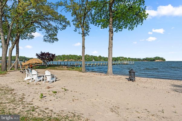 Exterior, Lake