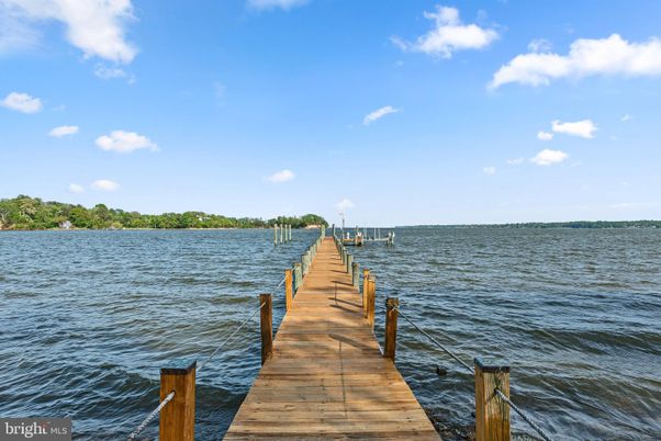 Exterior, Lake