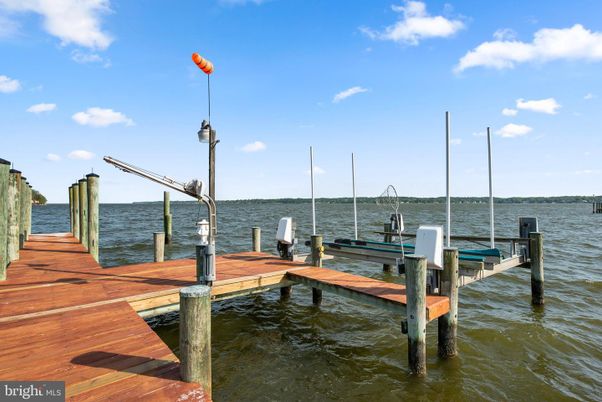 Exterior, Lake