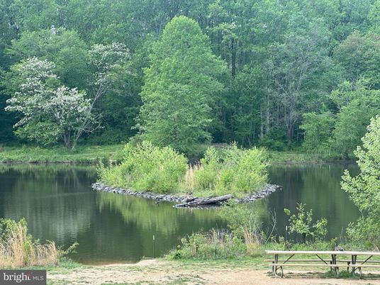 Exterior, Lake