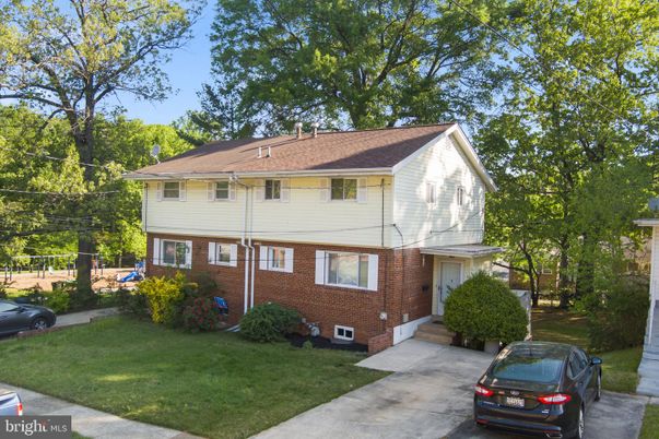 Exterior, Facade, Brick Facade, Split Level